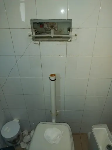 Cassetta WC a incasso aperta per la riparazione
