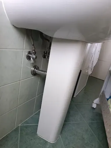 Lavabo a colonna con rubinetti di arresto e scarico