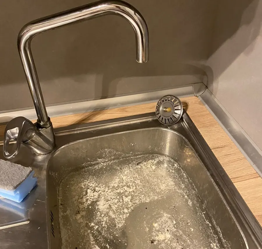 Lavello della cucina otturato pieno d'acqua prima dell'intervento