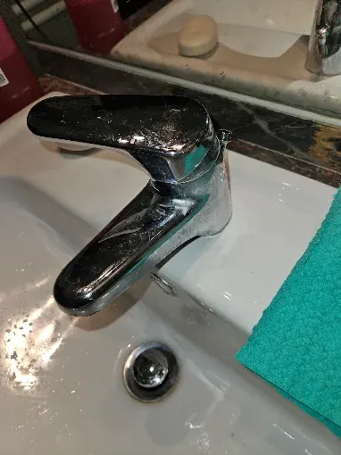 Miscelatore del lavabo del bagno dopo la riparazione