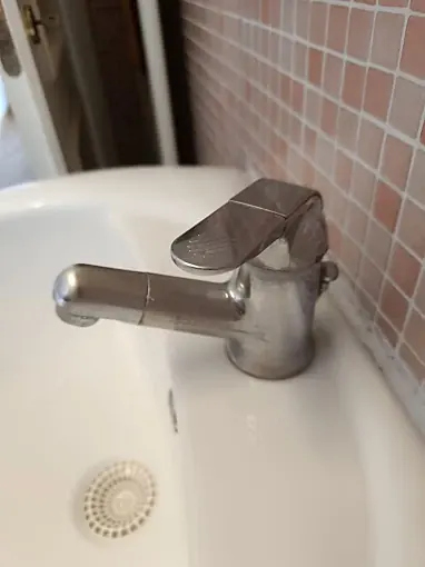 Lavabo con miscelatore e piletta di scarico