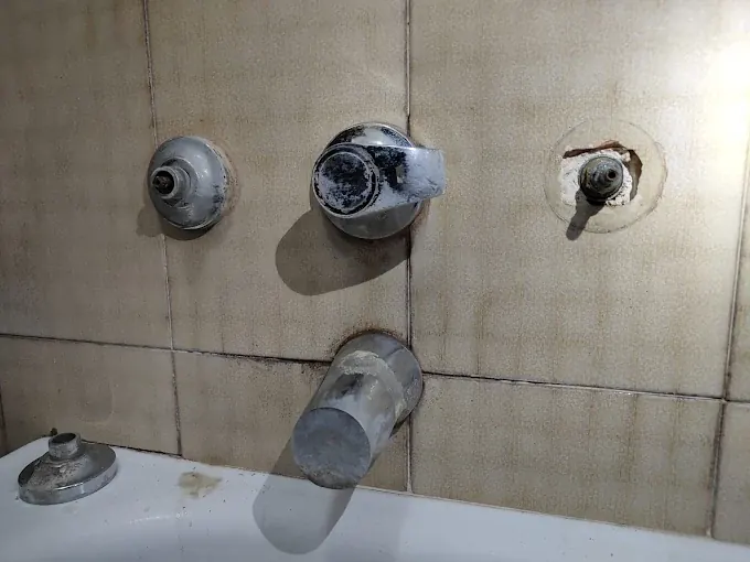 Rubinetteria della vasca smontata per la riparazione