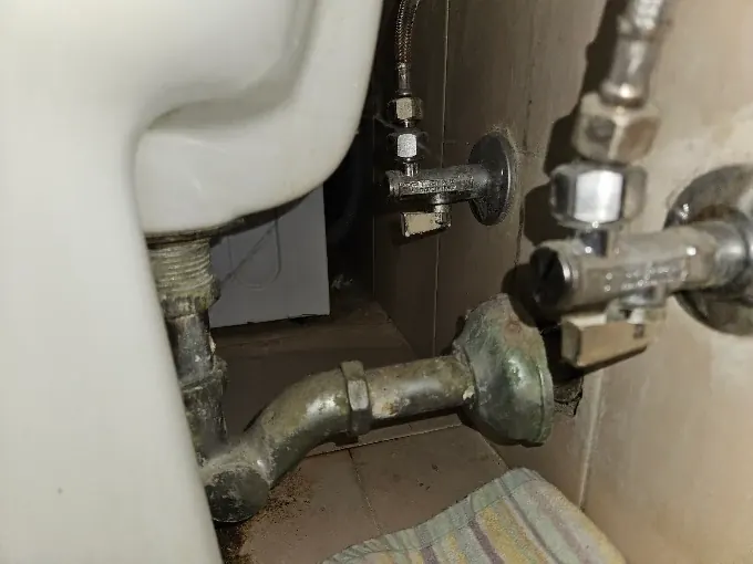 Vecchio scarico di un sanitario da sostituire