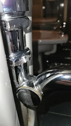 Sifone cromato del lavabo da smontare e pulire