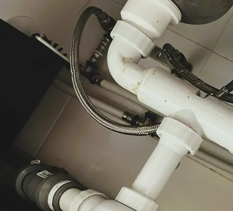 Sifone del lavandino del bagno e flessibili sotto il lavabo
