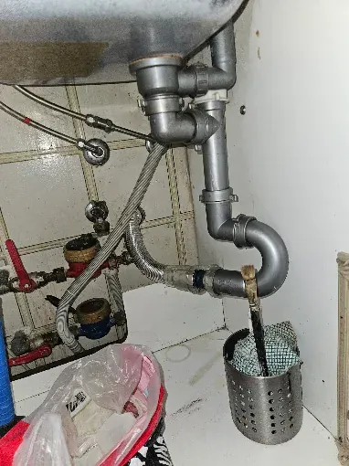 Sifone del lavello della cucina rimontato dopo la sturatura