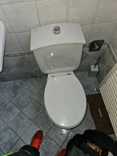 WC con cassetta di scarico durante un intervento